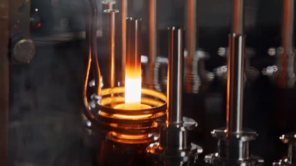 Peças metálicas aquecidas com aquecimento por indução elétrica durante o processo de produção — Vídeo de Stock