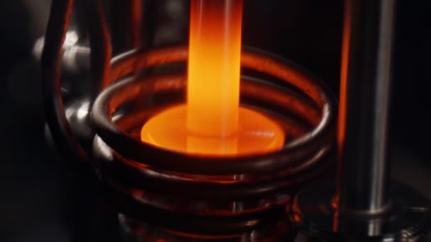 Kovové části ohřívané elektrickým indukčním ohřevem během výrobního procesu — Stock video