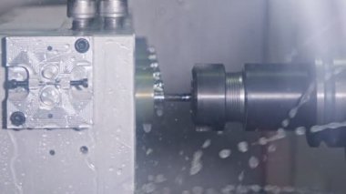 Değirmen makinesi ve torna ile hassas metal parçaları işleme yavaş hareket