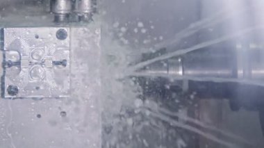 Değirmen makinesi ve torna ile hassas metal parçaları işleme yavaş hareket