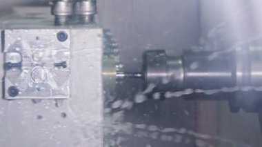 Değirmen makinesi ve torna ile hassas metal parçaları işleme yavaş hareket
