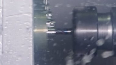 Değirmen makinesi ve torna ile hassas metal parçaları işleme yavaş hareket