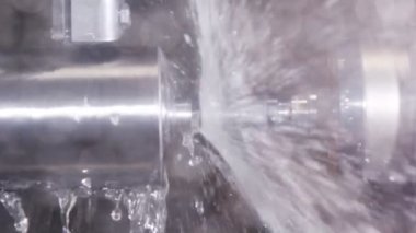 Değirmen makinesi ve torna ile hassas metal parçaları işleme yavaş hareket