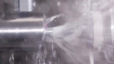 Değirmen makinesi ve torna ile hassas metal parçaları işleme yavaş hareket