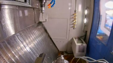 POV, makine işlemleri sırasında gelişmiş bir değirmen makinesinin içinde çekim yaptı