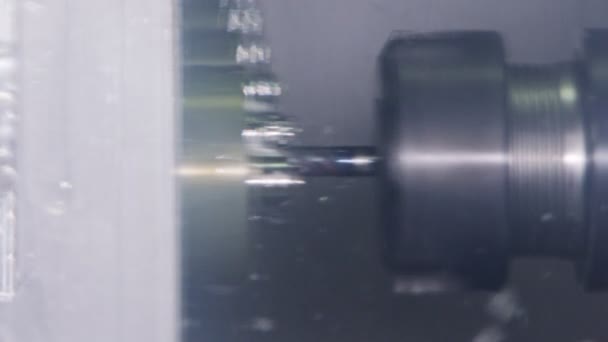 Медленное движение обработки точных металлических деталей с помощью фрезерного станка и токарного станка — стоковое видео