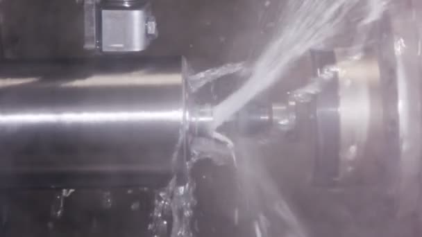 A precíziós fémalkatrészek marógéppel és esztergagéppel történő feldolgozásának lassú mozgása — Stock videók
