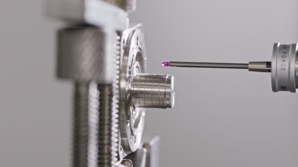 Kontrola kvality XYZ stroj měření kovové části — Stock video