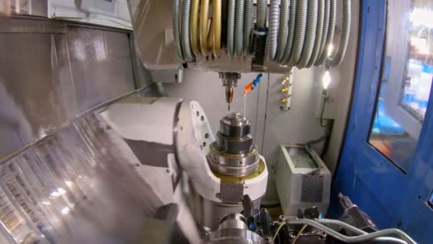POV выстрел внутри современного фрезерного станка во время процесса обработки — стоковое видео