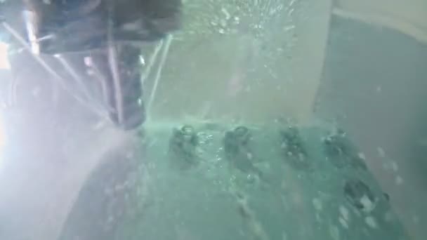POV tourné à l'intérieur d'une fraiseuse avancée pendant le processus d'usinage — Video