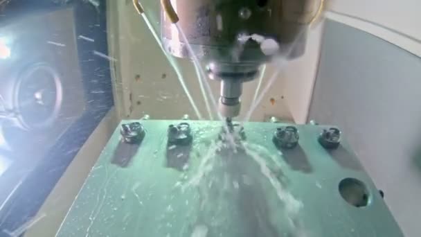 POV tiro dentro de uma fresadora avançada durante o processo de usinagem — Vídeo de Stock