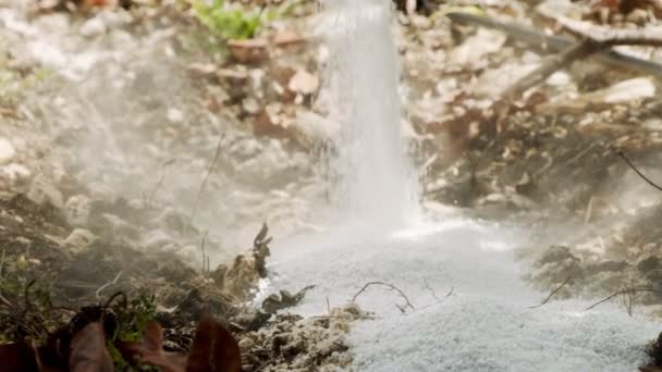 Movimento lento de fertilizante branco sendo derramado no solo — Vídeo de Stock