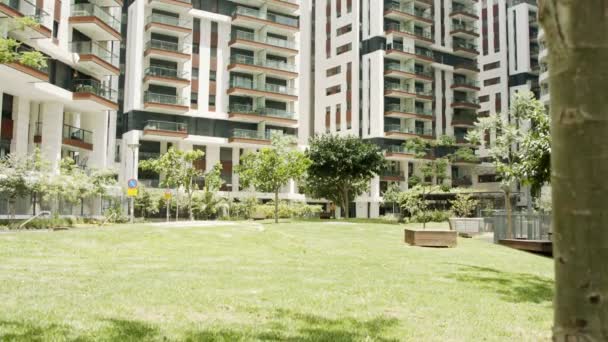 Un bellissimo giardino all'interno di un'area urbana con corsi d'acqua, fiori e alberi — Video Stock