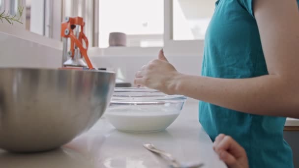 Chica preparando y mezclando ingredientes para panqueques en la cocina — Vídeos de Stock