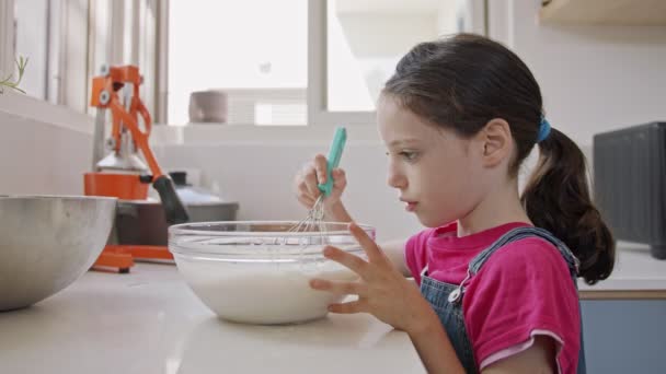 Kinderen bereiden en mixen ingrediënten voor pannenkoeken in de keuken — Stockvideo