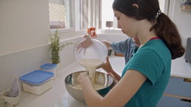 Çocuklar mutfakta krep malzemelerini hazırlayıp karıştırıyorlar.