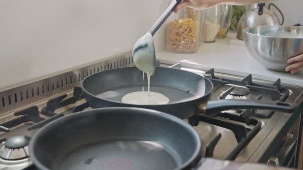 Niños pequeños preparando panqueques en la cocina usando una sartén — Vídeos de Stock