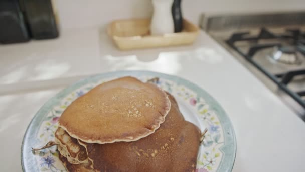 Close up on a fresh homemade pancake — Stock Video