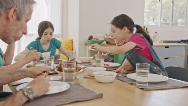 Familie isst Pfannkuchen und Obst zum Frühstück — Stockvideo