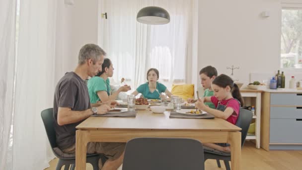 Familie die pannenkoeken en fruit als ontbijt eet — Stockvideo