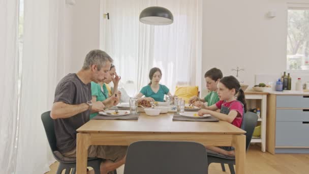 Familia comiendo panqueques y frutas para el desayuno — Vídeos de Stock
