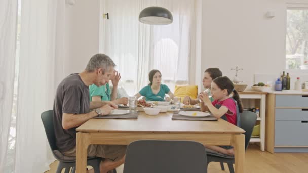 Familia comiendo panqueques y frutas para el desayuno — Vídeos de Stock