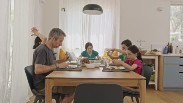 Rodina jedla palačinky a ovoce k snídani — Stock video