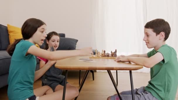 Drei Kinder spielen im Wohnzimmer ein Wiegenspiel, schreien und streiten — Stockvideo