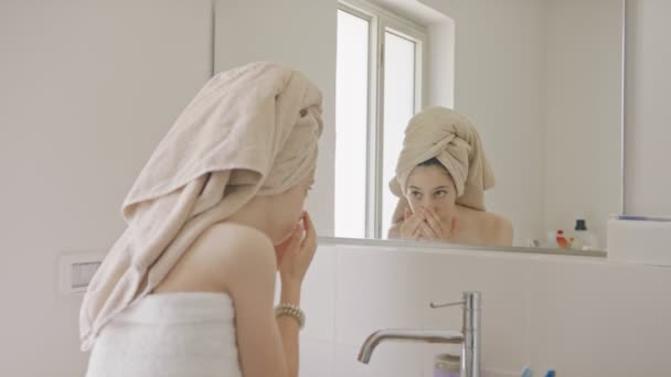 욕실에서 거울을 보고 있는 십 대 소녀 - 얼굴을 확인하는 모습 — 비디오
