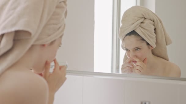 Adolescente mirando el espejo en el baño - revisando su cara — Vídeos de Stock