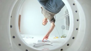 Tuvaletin içinden bir pov görüntüsü. Sifonu çekilmiş.