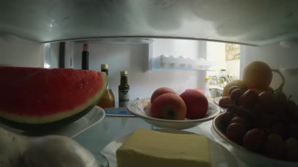 POV disparó desde el interior de un refrigerador de chica abriendo la puerta y sacando comida — Vídeo de stock