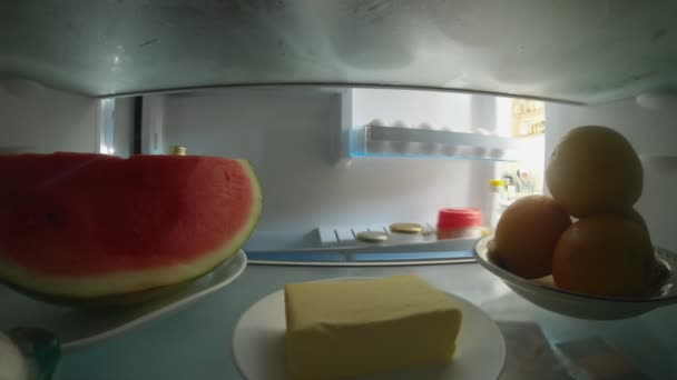 POV tiro de dentro de um refrigerador de menina abrindo a porta e tirando comida — Vídeo de Stock