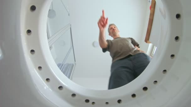 Een gezichtspunt van binnen het toilet met water spoelend omlaag — Stockvideo