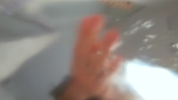 Медленное движение POV выстрелили изнутри раковины человека, мывшего руки — стоковое видео