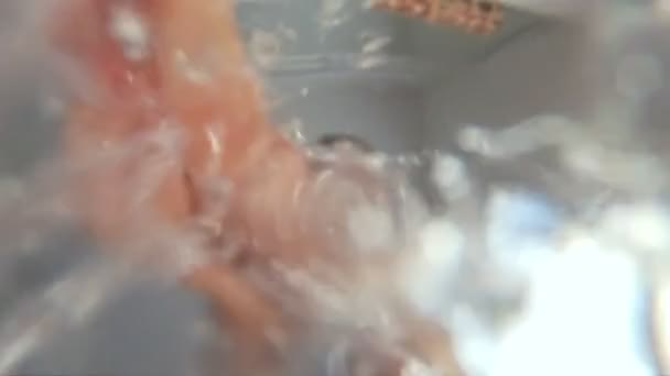 Медленное движение POV выстрелили изнутри раковины человека, мывшего руки — стоковое видео
