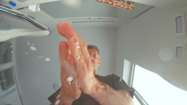 Повільний рух POV знятий з середини раковини людини миття рук — стокове відео