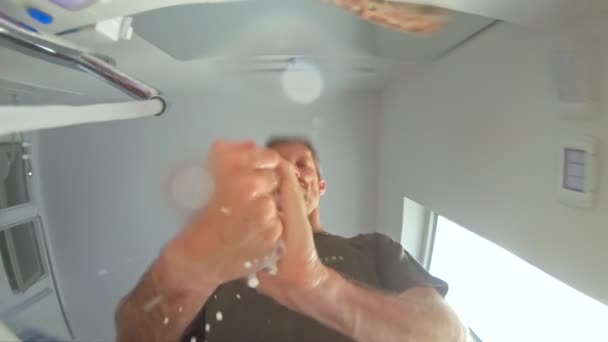 Zpomalený pohyb POV výstřel zevnitř umyvadla muže mytí rukou — Stock video