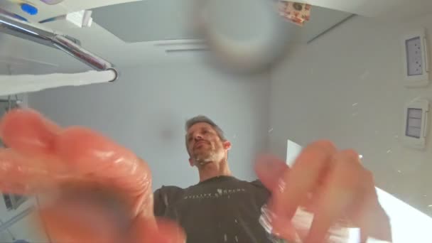 Långsam rörelse POV skott från insidan diskbänk av mannen tvätta händer — Stockvideo