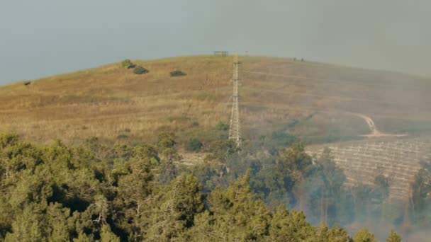 Löschflugzeug wirft bei Waldbrand in den Hügeln Brandschutzmittel ab — Stockvideo