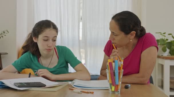 Madre ayudando a su hija adolescente a preparar la tarea — Vídeos de Stock