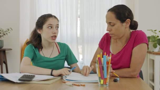 Mor hjälper sin tonårsdotter att göra läxor — Stockvideo