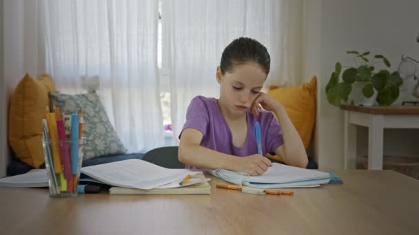 Ung flicka sitter hemma förbereder läxor för skolan — Stockvideo