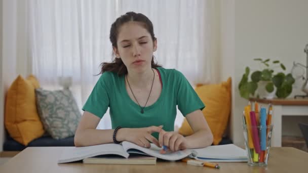 Frustrerad tonåring flicka försöker och misslyckas med att förbereda läxor för skolan — Stockvideo