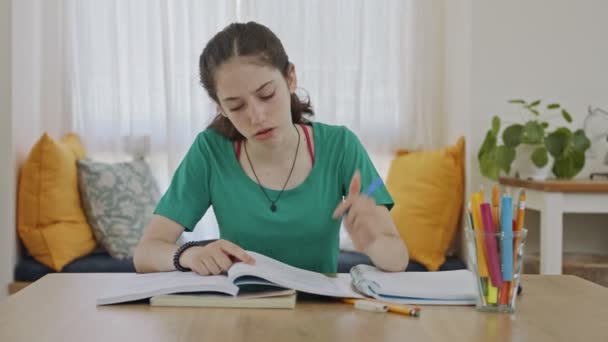 Frustrierte Teenager-Mädchen versuchen und scheitern Hausaufgaben für die Schule vorzubereiten — Stockvideo