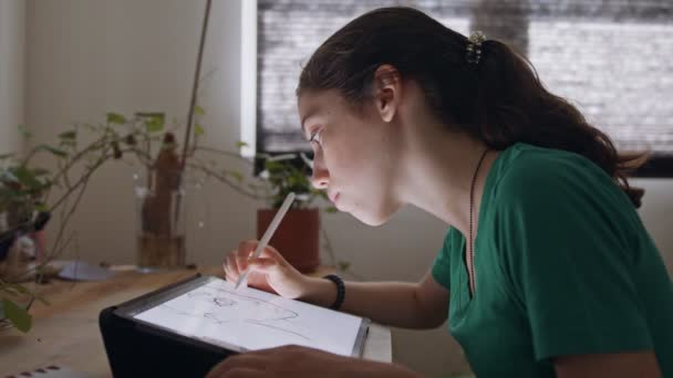 Teenager zeichnen mit Tablet-Computer und elektronischem Stift — Stockvideo