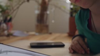 Tablet bilgisayar ve elektronik kalem kullanan genç bir kız çiziyor.