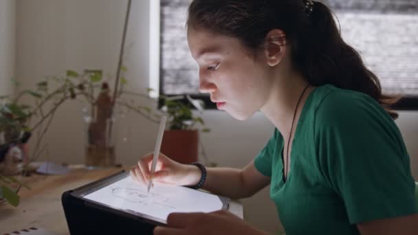 Gadis remaja menggambar menggunakan komputer tablet dan pulpen elektronik — Stok Video
