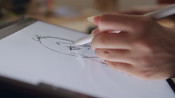 Nastolatka rysująca za pomocą tabletu i elektronicznego pióra — Wideo stockowe