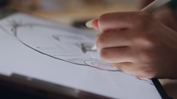 Teenage girl drawing using a tablet computer and an electronic pen — Stock Video